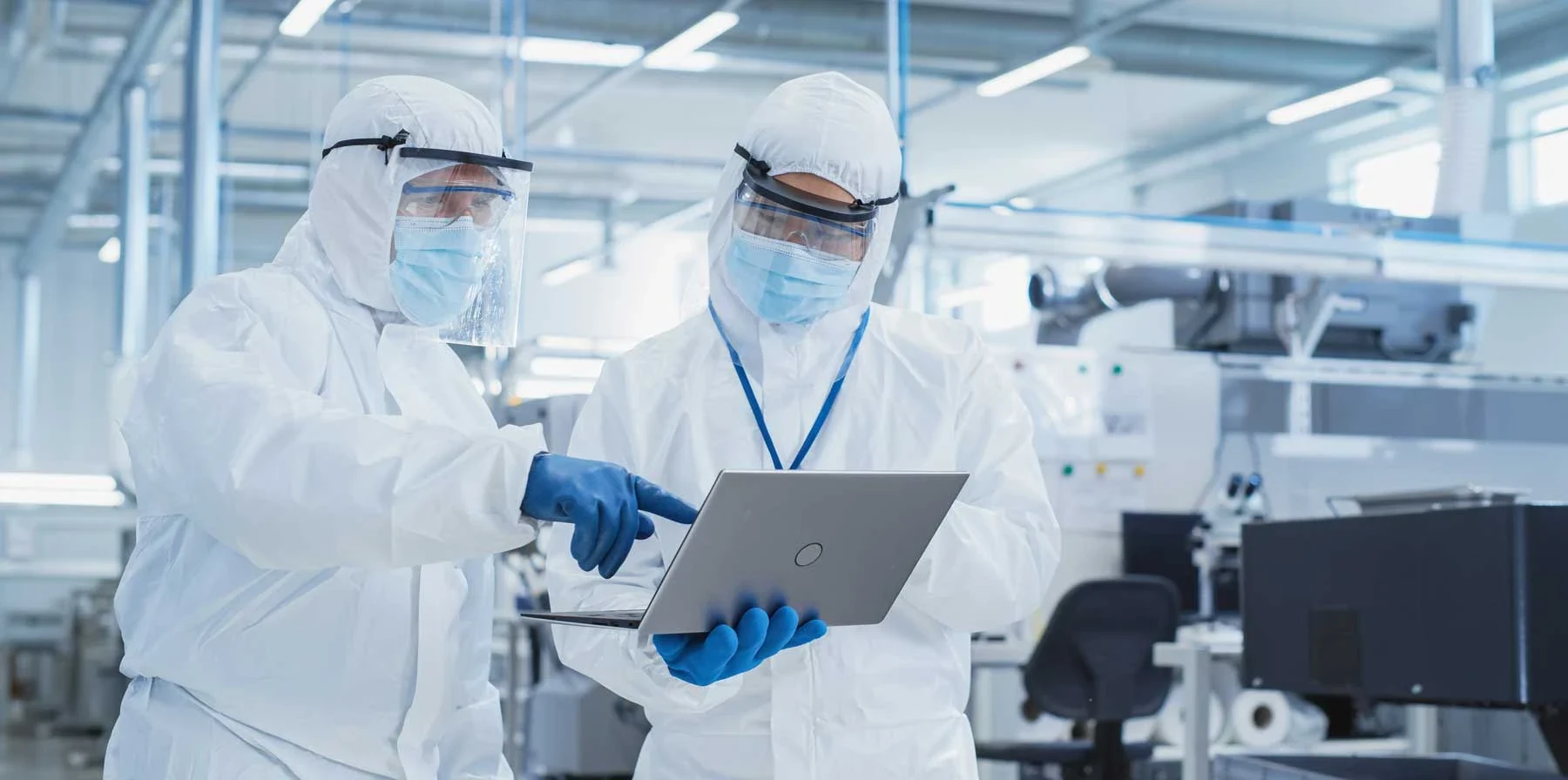 Medewerkers in een cleanroom van een productiefabriek