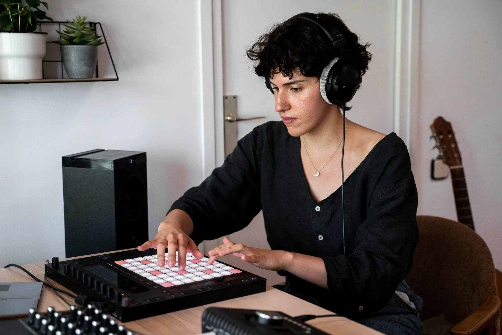 Muzikant werkt met elektronische muziek