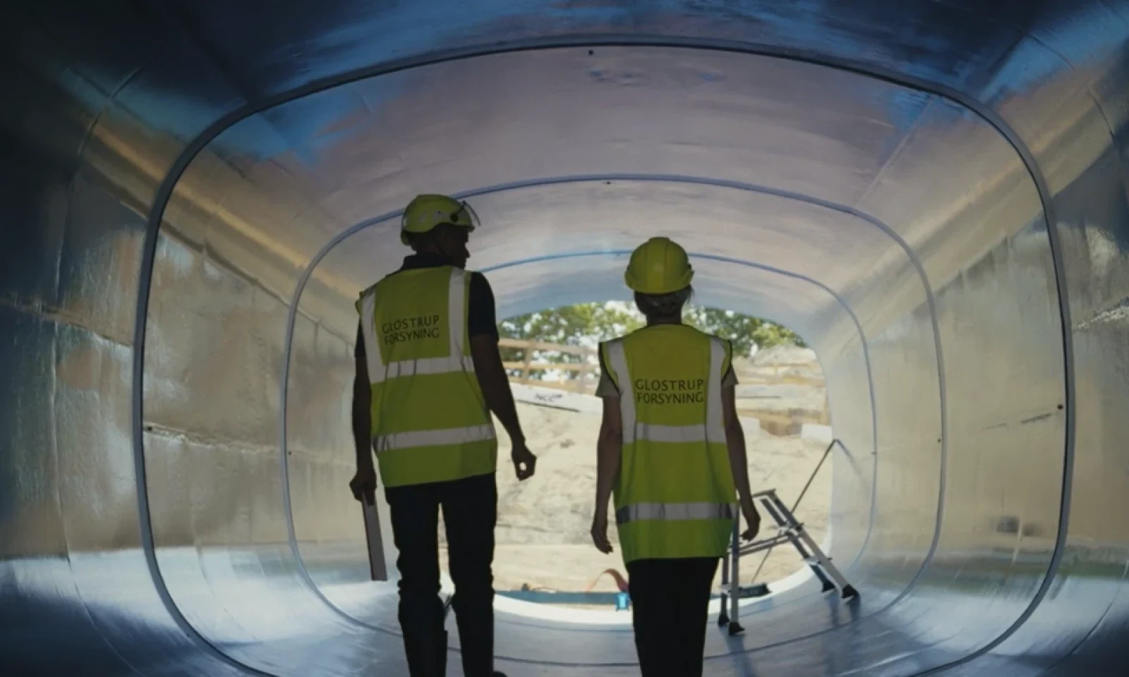 Werknemers in een watervoorzieningsinstallatie