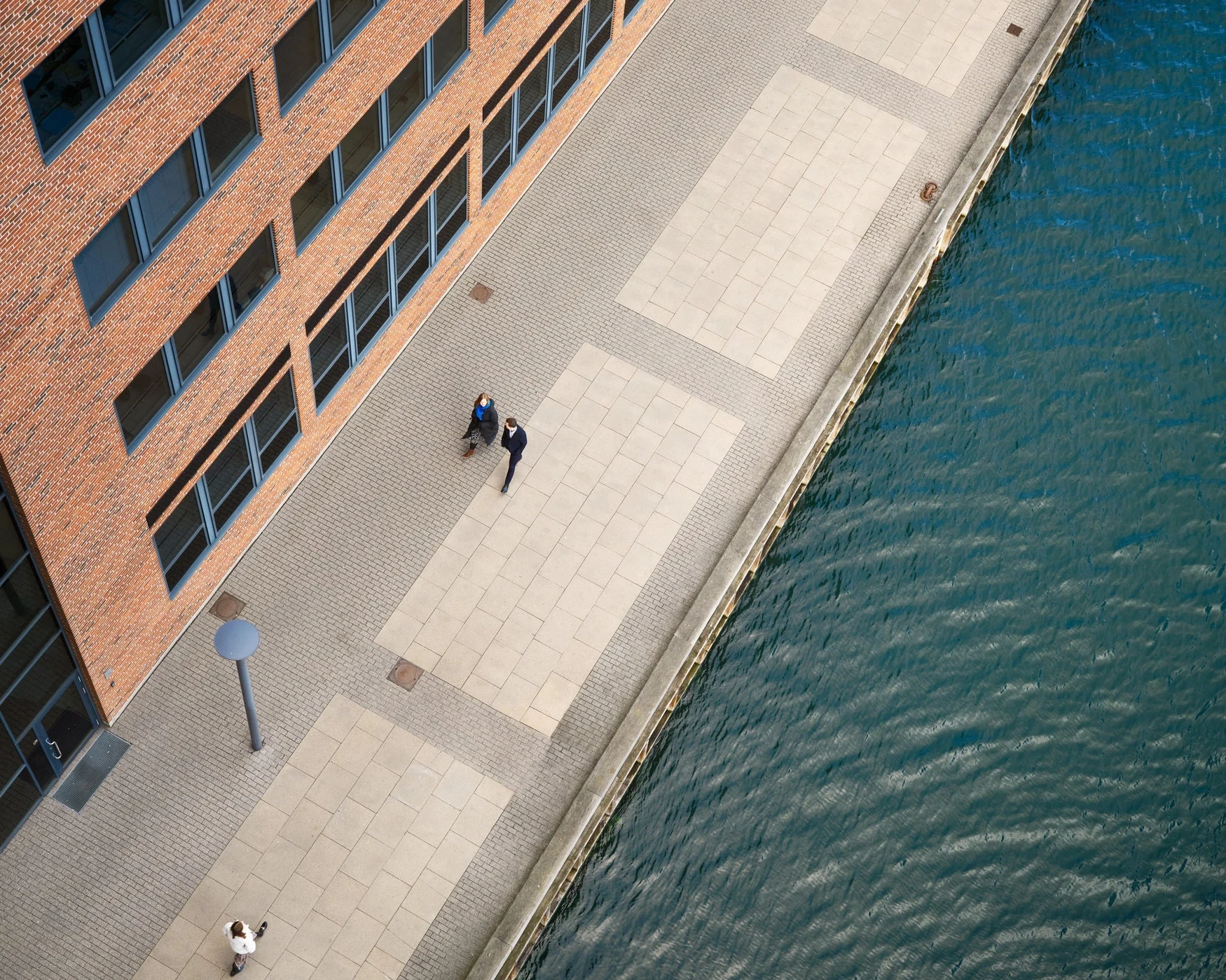 Eigendom en boulevard aan het water