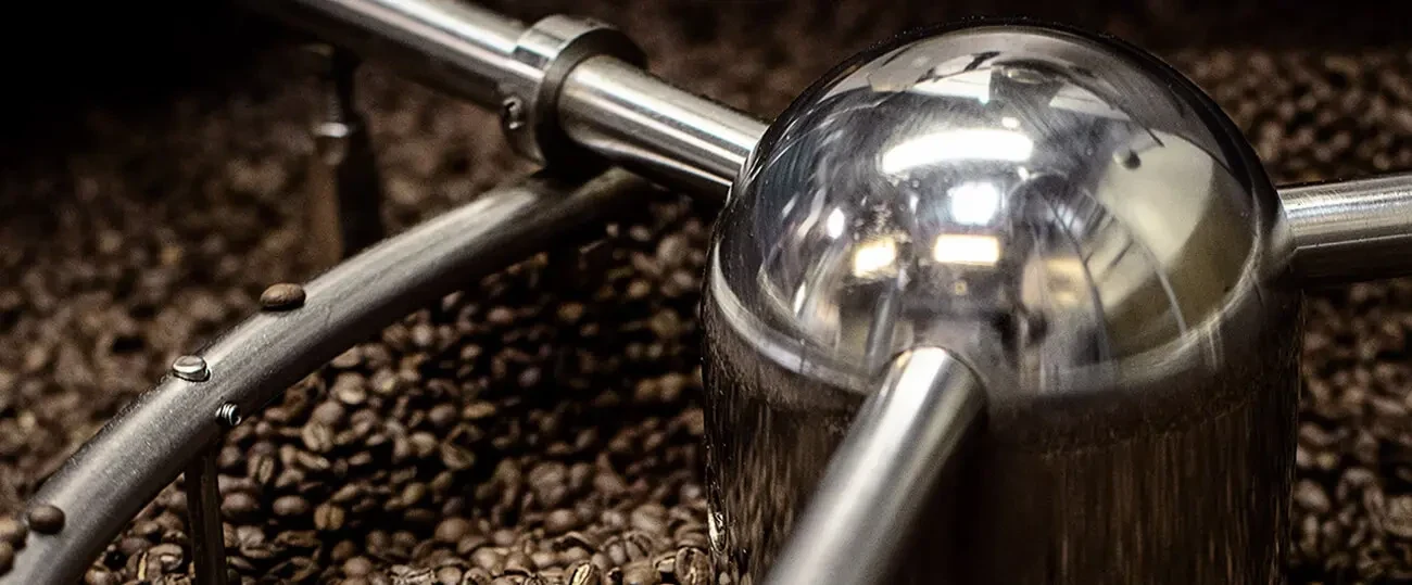 Koffiebonen en apparatuur voor het branden van koffie