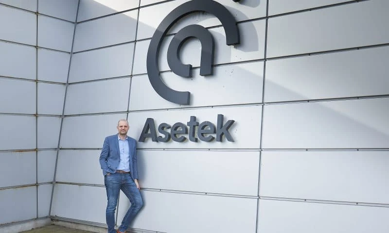 Aseteks bygning med medarbejder ved indgangen
