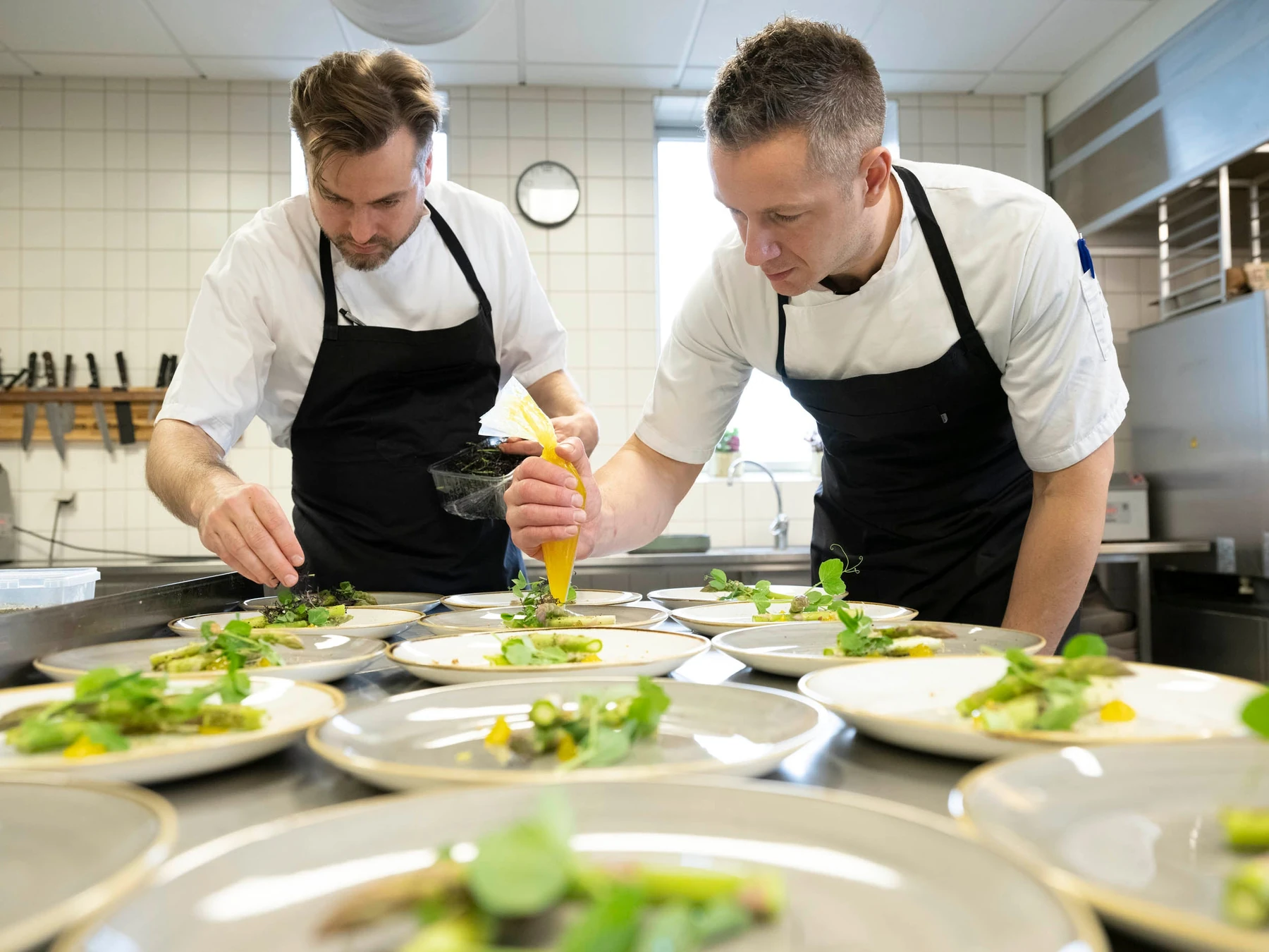 Kokke tilbereder og anretter mad