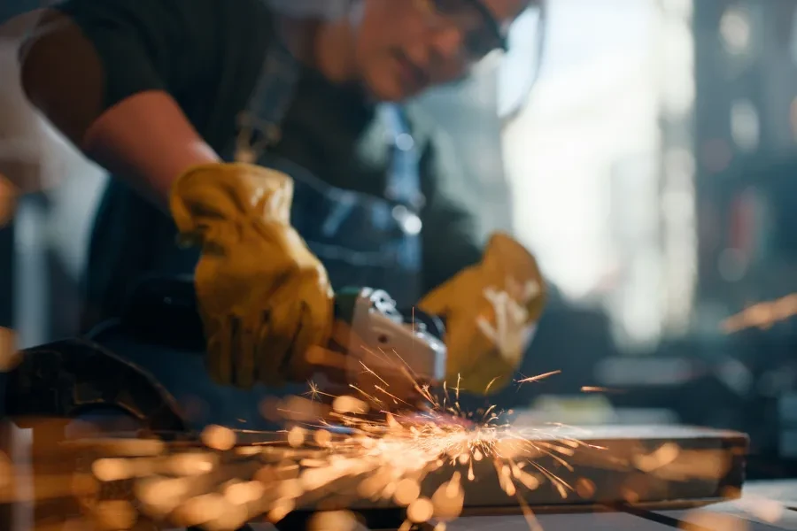 Medarbejder arbejder med metal på et værksted