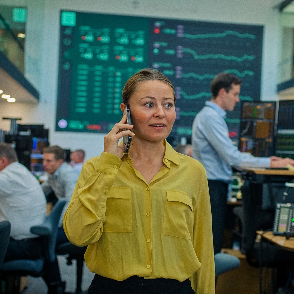 Medarbejder i Jyske Banks Markets taler i telefon