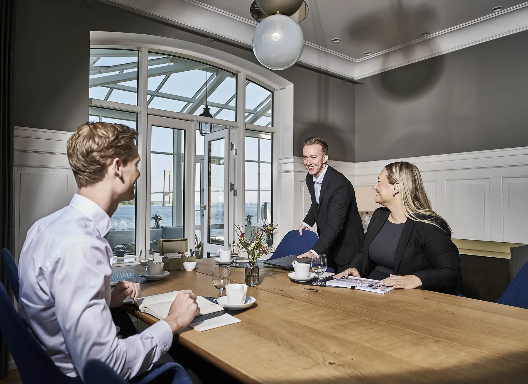 Kollegaer mødes omkring et bord hos Selfinvest