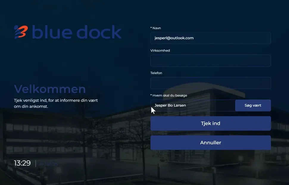 Der Gast gibt bei der Ankunft Informationen ein