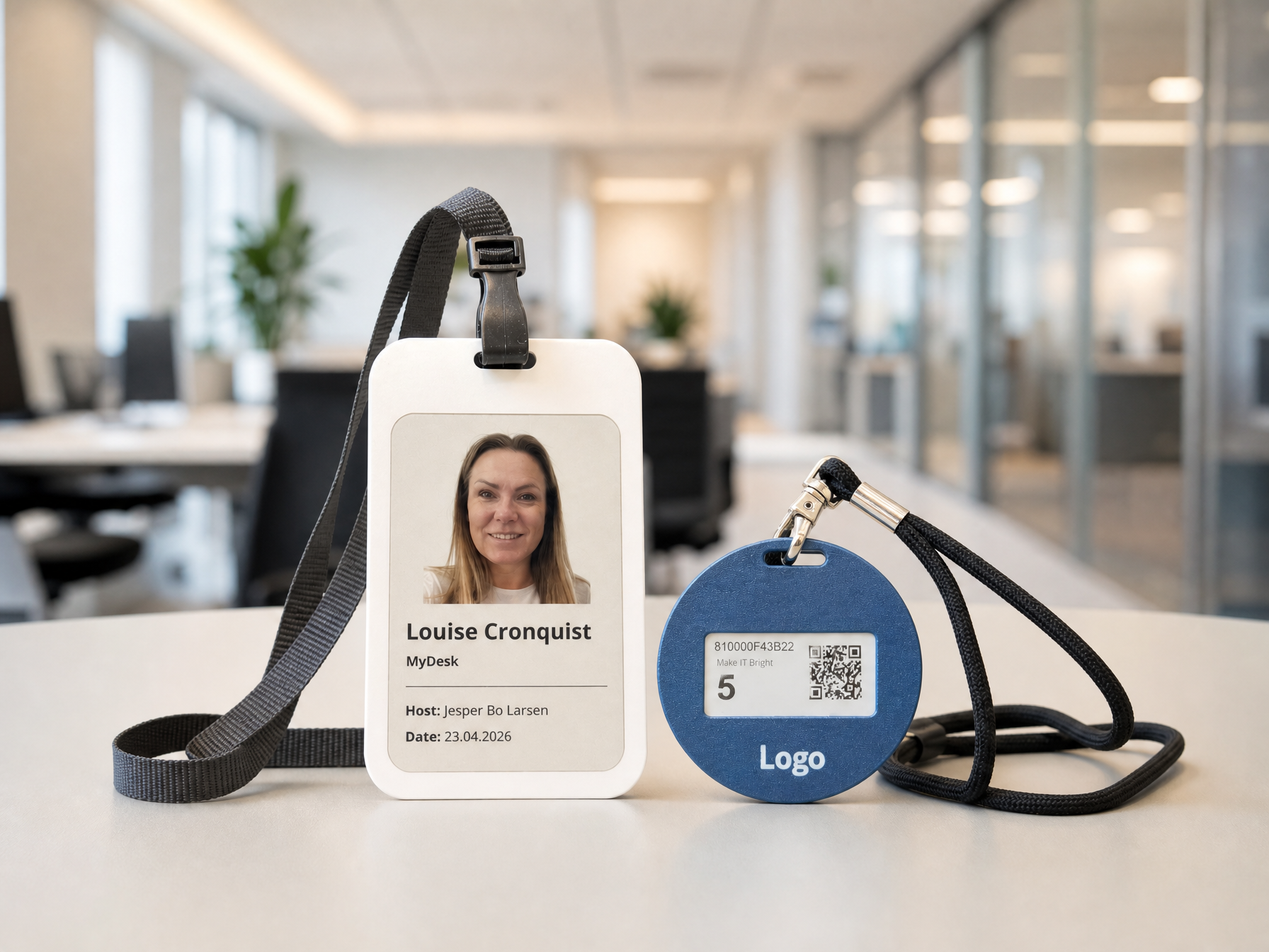 Rektangulært E-Ink gæstekort med foto ved siden af et mindre rundt gæstekort uden foto