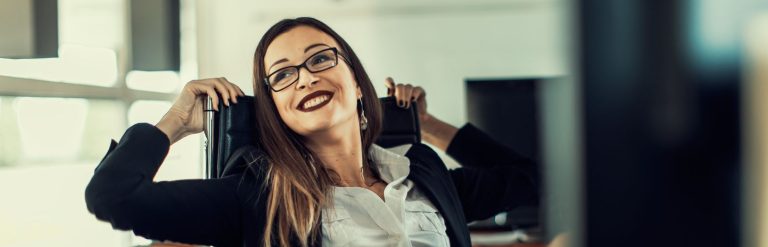 smilende kvinde i kontorstol